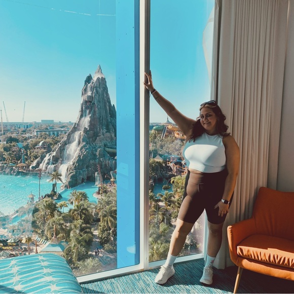 Welcome! I’m Nikki and I love to pick up vintage along with anything trendy!💟 - Picture 1 of 1